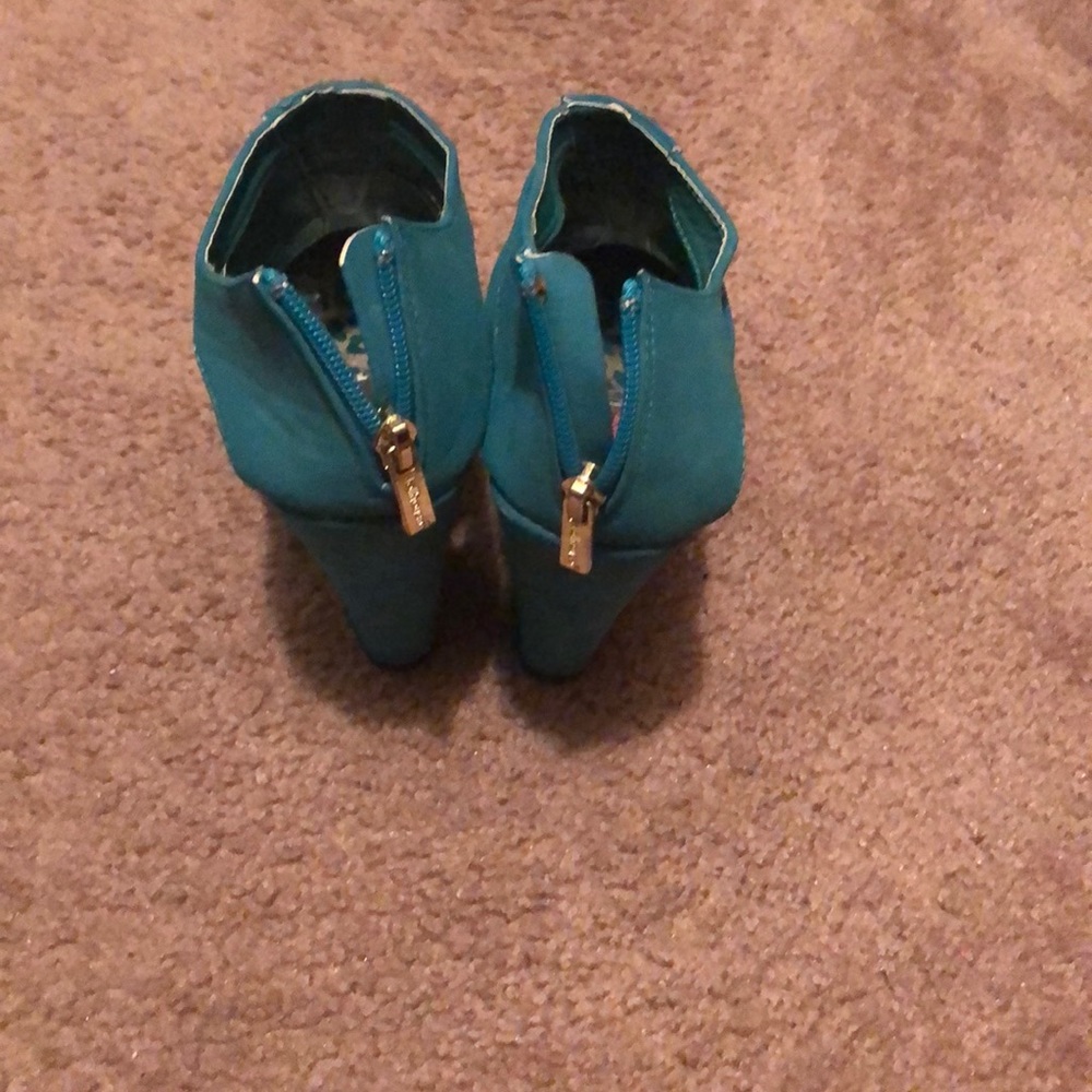 Shoes - Picture 2 of 3